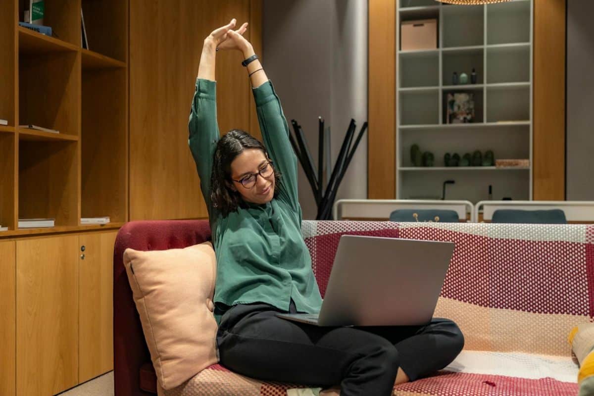 femme étirements télétravail ordinateur