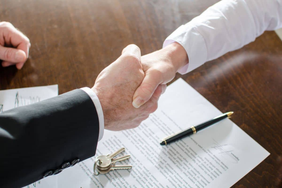Poignée de main sur contrat immobilier
