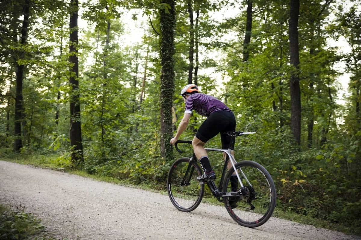 Cycliste roulant en forêt