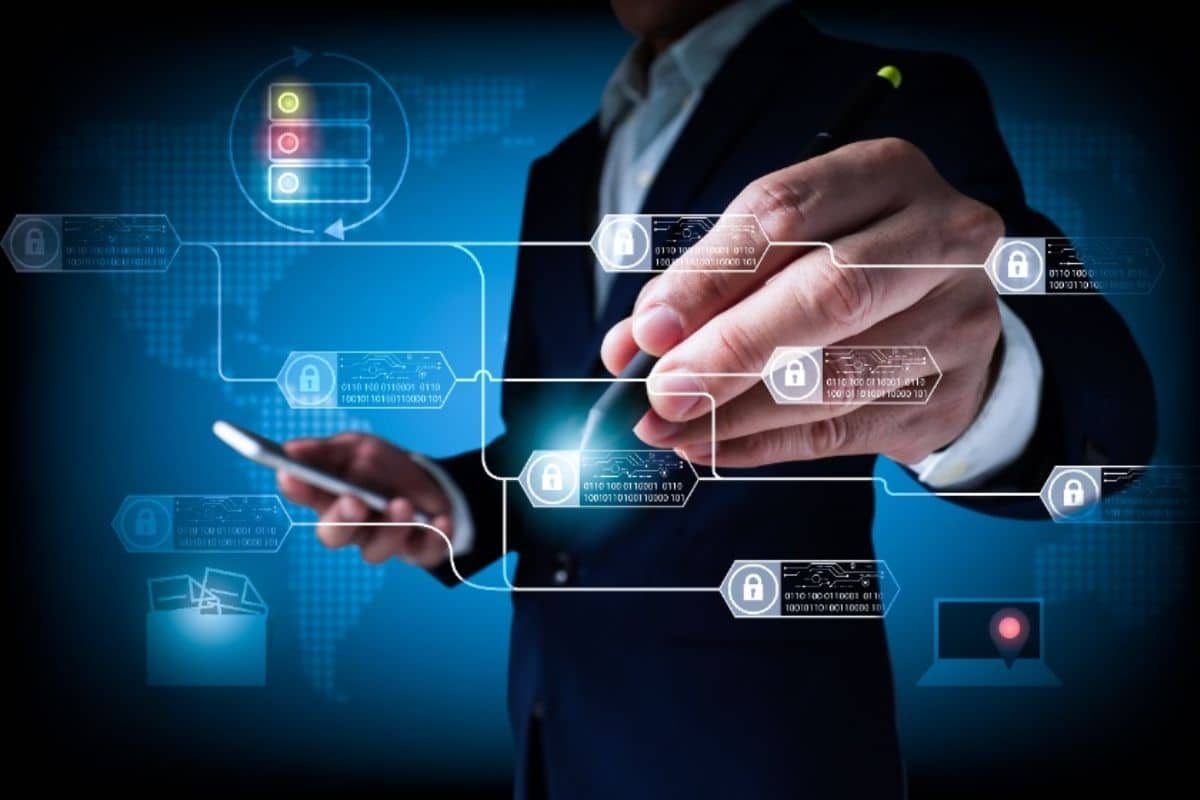 Homme d'affaires gérant sécurité informatique